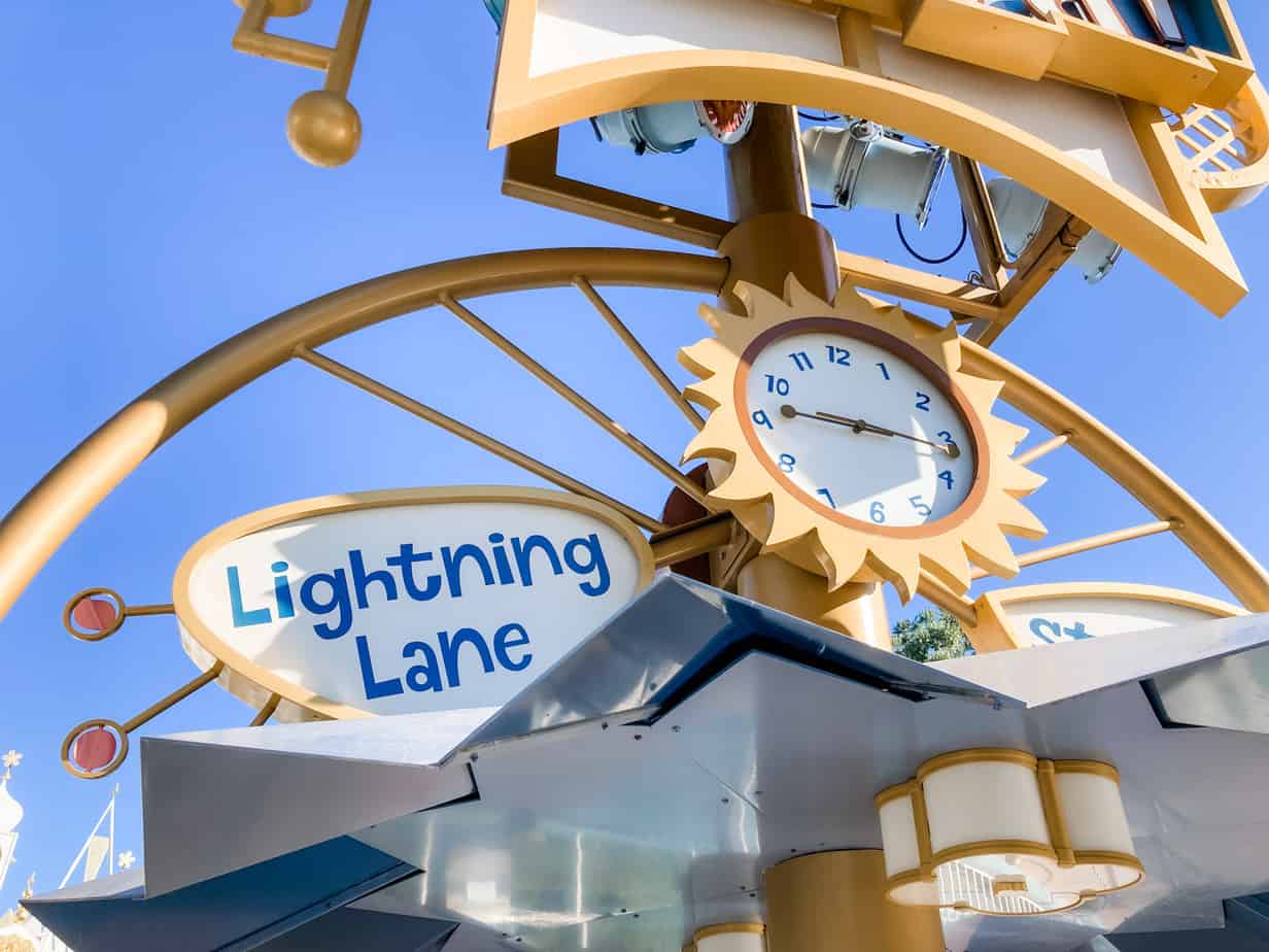 Simple Guide to Disneyland Disney Genie and Lightning Lane