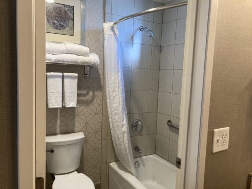 Best Western Anaheim Inn Bathroom